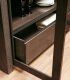 Vitrina moderna de nogal Akita de Ámbar Muebles.