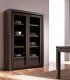 Vitrina moderna de nogal Akita de Ámbar Muebles.