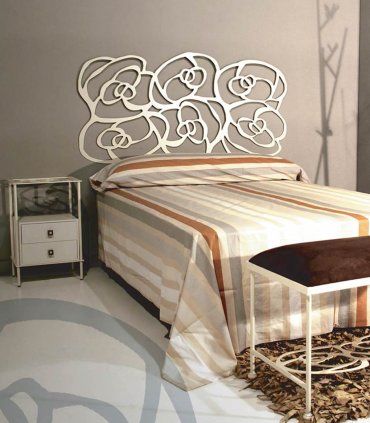 Mesita de noche en forja Rosas, dormitorio