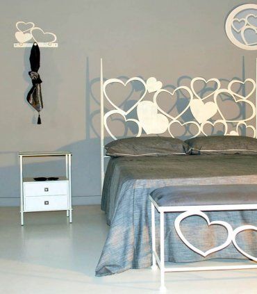 Mesita de noche en forja Amore, habitación