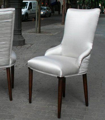 Sillón clásico de comedor Talia, respaldo liso y contrarespaldo claveteado