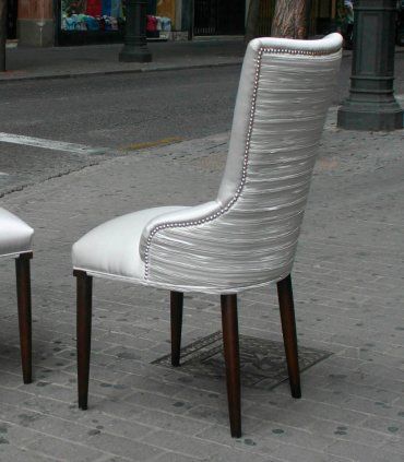Sillón clásico de comedor Talia, respaldo liso y contrarespaldo claveteado