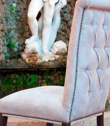 Silla Paulina, contrarespaldo capitoné y claveteado