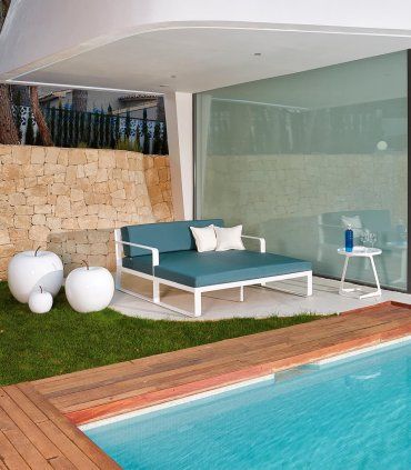 Cama chill out Sibar, con mesita auxiliar