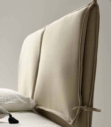 Cama tapizada con arcón Zareen