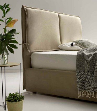 Cama tapizada con arcón Zareen