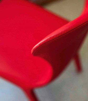 Silla moderna de piel Agosti