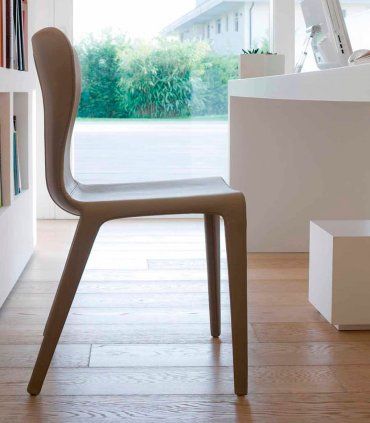 Silla moderna de piel Agosti