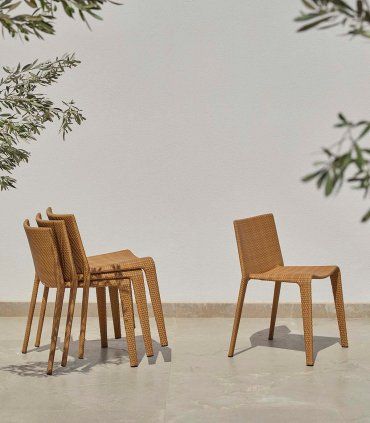Silla apilable de ratán U