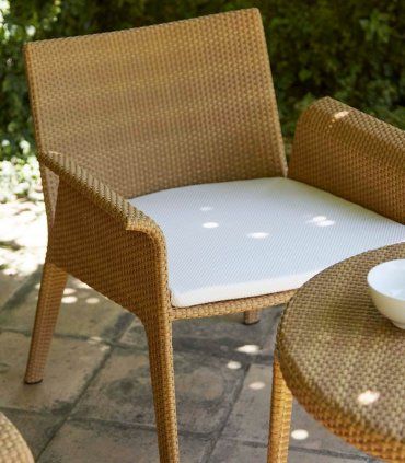 Sillón apilable de ratán U en Ámbar Muebles