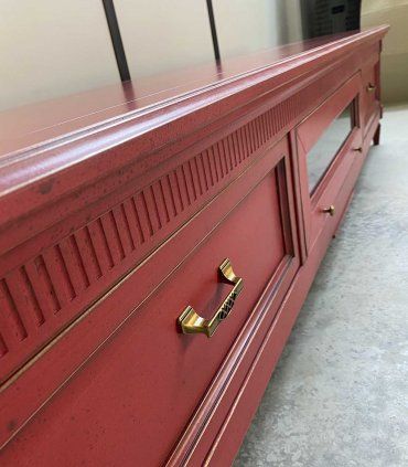 Mueble de Tv clásico Nicosia, rojo como foto