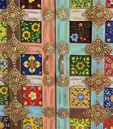 Aparador de madera con mosaico de colores estilo étnico Indo