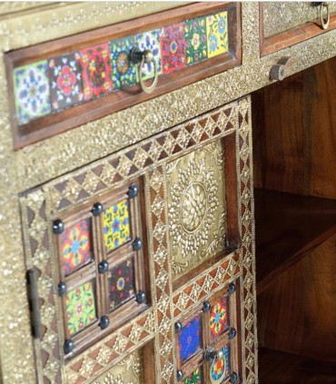 Aparador artesanal de madera de acacia con relieves étnicos y mosaicos decorativos Nadia II