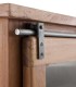 Vitrina de Madera de Acacia con Puerta Corredera y Estantes Montesa, detalle puerta