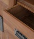 Vitrina de Madera de Acacia con Puerta Corredera y Estantes Montesa, detalle cajon