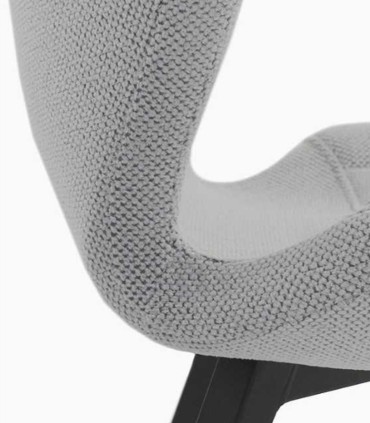 Pack de 4 sillas tapizadas en tela gris con patas negras Auri, detalle