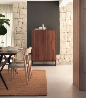 Aparador alto en madera de mango con puertas ranuradas Jonas, ambiente