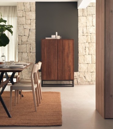 Aparador alto en madera de mango con puertas ranuradas Jonas, ambiente