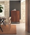 Aparador alto en madera de mango con puertas ranuradas Jonas