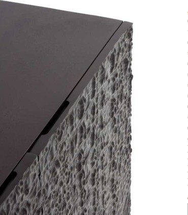 Aparador negro en madera de mango con puertas efecto cocodrilo Croc, detalle