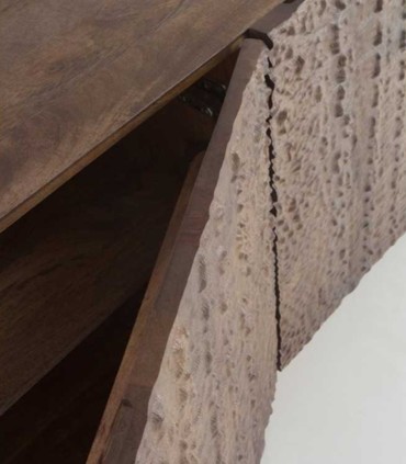Aparador de madera de mango con puertas labradas Caimán, abierto