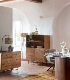 Vitrina de madera de mango con estantes abiertos Nora, ambiente