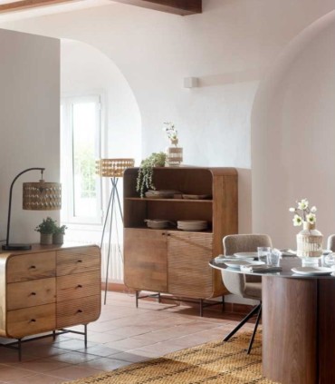 Vitrina de madera de mango con estantes abiertos Nora, ambiente