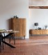 Vitrina de madera de mango con patas metálicas negras Redoli, ambiente