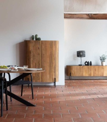 Vitrina de madera de mango con patas metálicas negras Redoli, ambiente