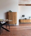 Vitrina de madera de mango con patas metálicas negras Redoli