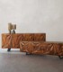Aparador de madera de mango con frente texturizado en relieve Aitana, ambiente