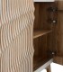 Aparador de madera de mango con frente ondulado texturizado Vega, abierto