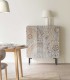 Aparador alto de madera de mango tallada con diseño étnico Martina, ambiente