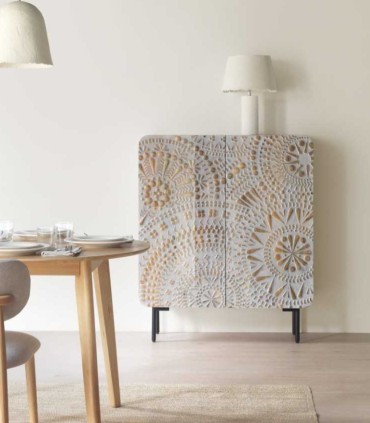 Aparador alto de madera de mango tallada con diseño étnico Martina, ambiente