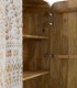 Aparador alto de madera de mango tallada con diseño étnico Martina, abierto