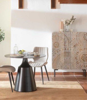 Aparador alto de madera de mango tallada con diseño étnico Martina, ambiente