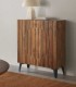Aparador alto en madera de mango diseño geométrico Adriano, ambiente