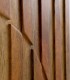 Aparador alto en madera de mango diseño geométrico Adriano, detalle