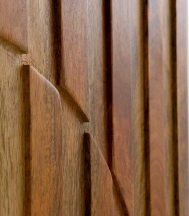 Aparador alto en madera de mango diseño geométrico Adriano, detalle