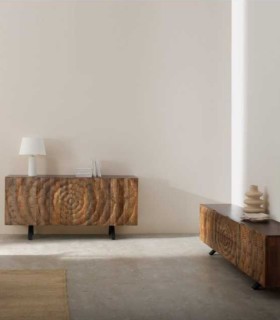 Aparador de madera de mango con relieve texturizado Lorenzo, ambiente con mueble tv