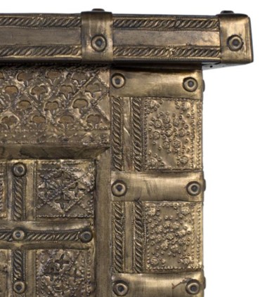 Baúl Antiguo Madera y Latón Repujado Octavius, detalle