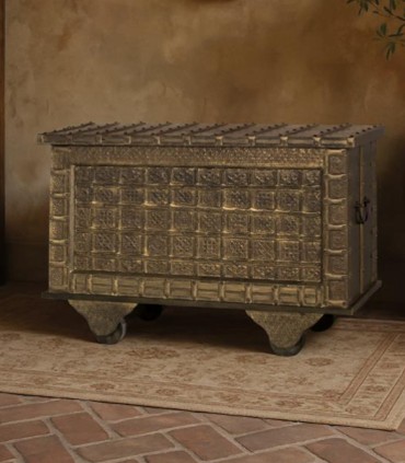 Baúl Antiguo Madera y Latón Repujado Octavius de Ambar Muebles
