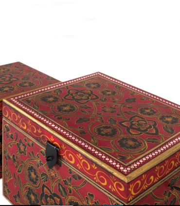 Set 2 Cofres Decorativos Étnicos Rojos con Diseño Floral Rajiv, ambiente