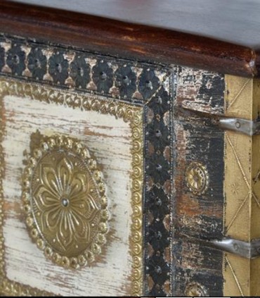Baúl antiguo artesanal de madera tallada con motivos étnicos Patel, detalles