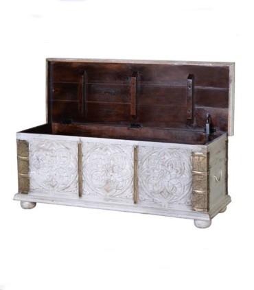 Baúl Indio Artesanal Vintage con Relieves Decorativos Rathore, abierto