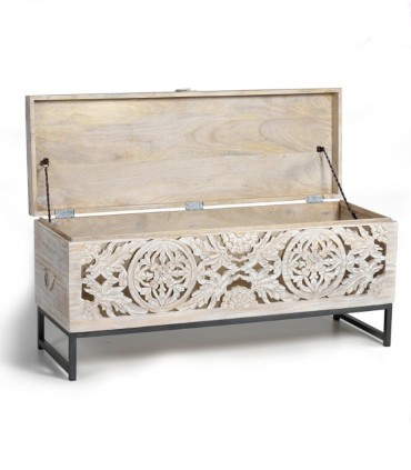 Baúl decorativo blanco con tallados florales en madera maciza, abierto