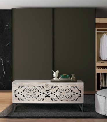 Baúl decorativo blanco con tallados florales en madera maciza Lune, ambiente