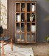 Vitrina Industrial de Madera de Mango y Metal Negro Kael, ambiente
