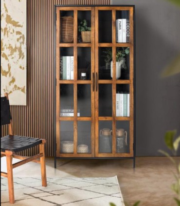 Vitrina Industrial de Madera de Mango y Metal Negro Kael, ambiente