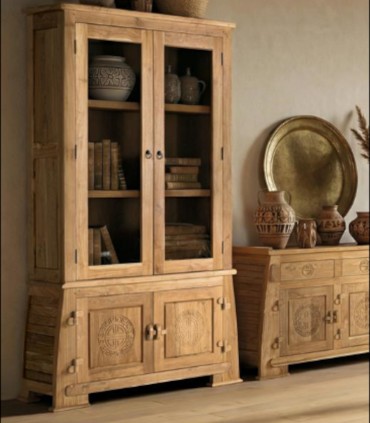 Vitrina De Madera Maciza De Teca Con Puertas De Cristal Y Tallados Artesanales Zenon, ambiente